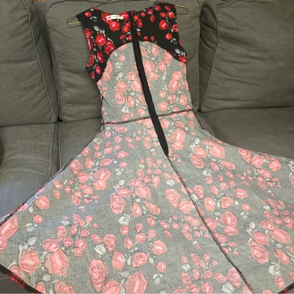 Red roses Rockabilly retro sleeveless swing dress - Picture 5 of 15